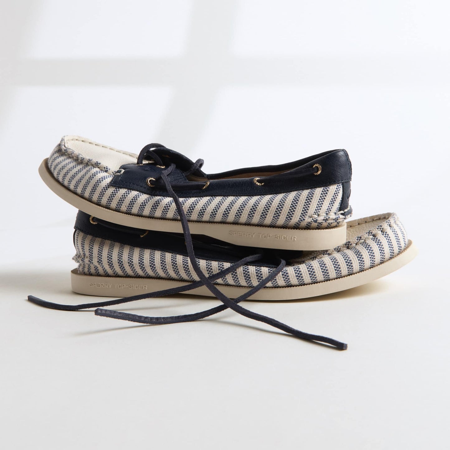 Authentic Original™ 2 Eye Boat Shoe White/Navy Women's Women Sperry